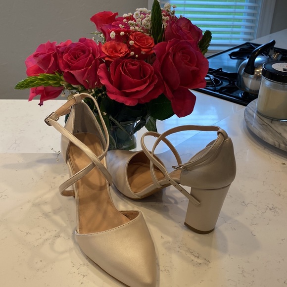 Wedding shoes, size 8 never worn. Ordered the wrong size. 3.15 inch heel - Picture 2 of 4